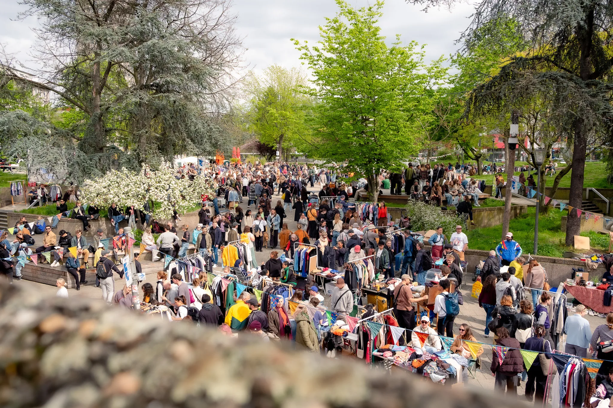 Gut besuchter Flohmarkt zwischen den Bäumen am Ebertplatz.
