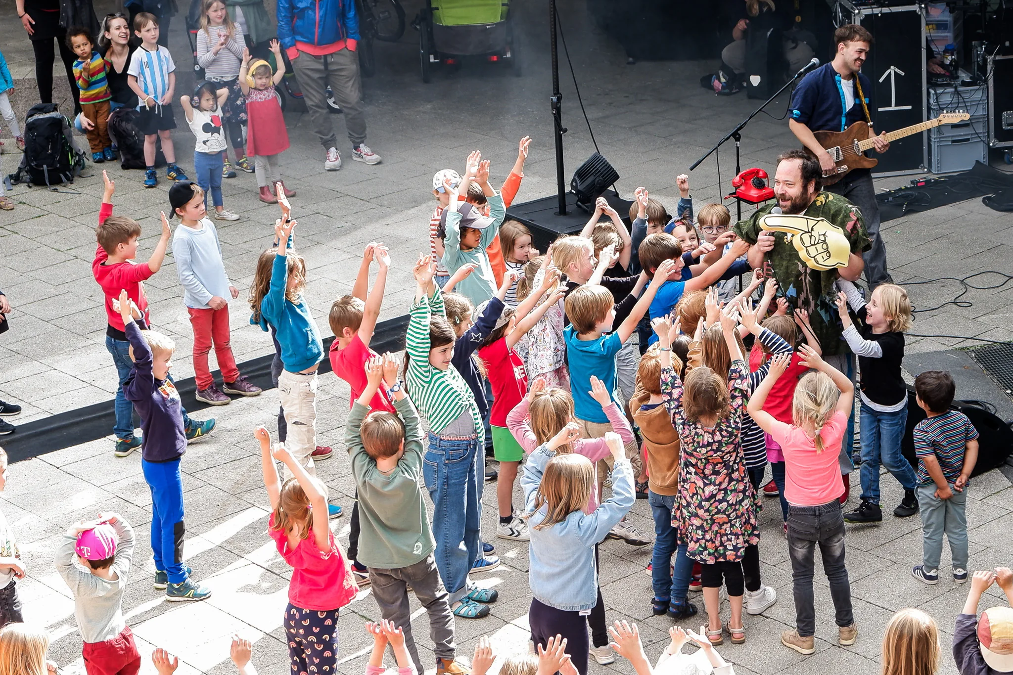 Kinder tanzen bei einem Konzert am Ebertplatz.