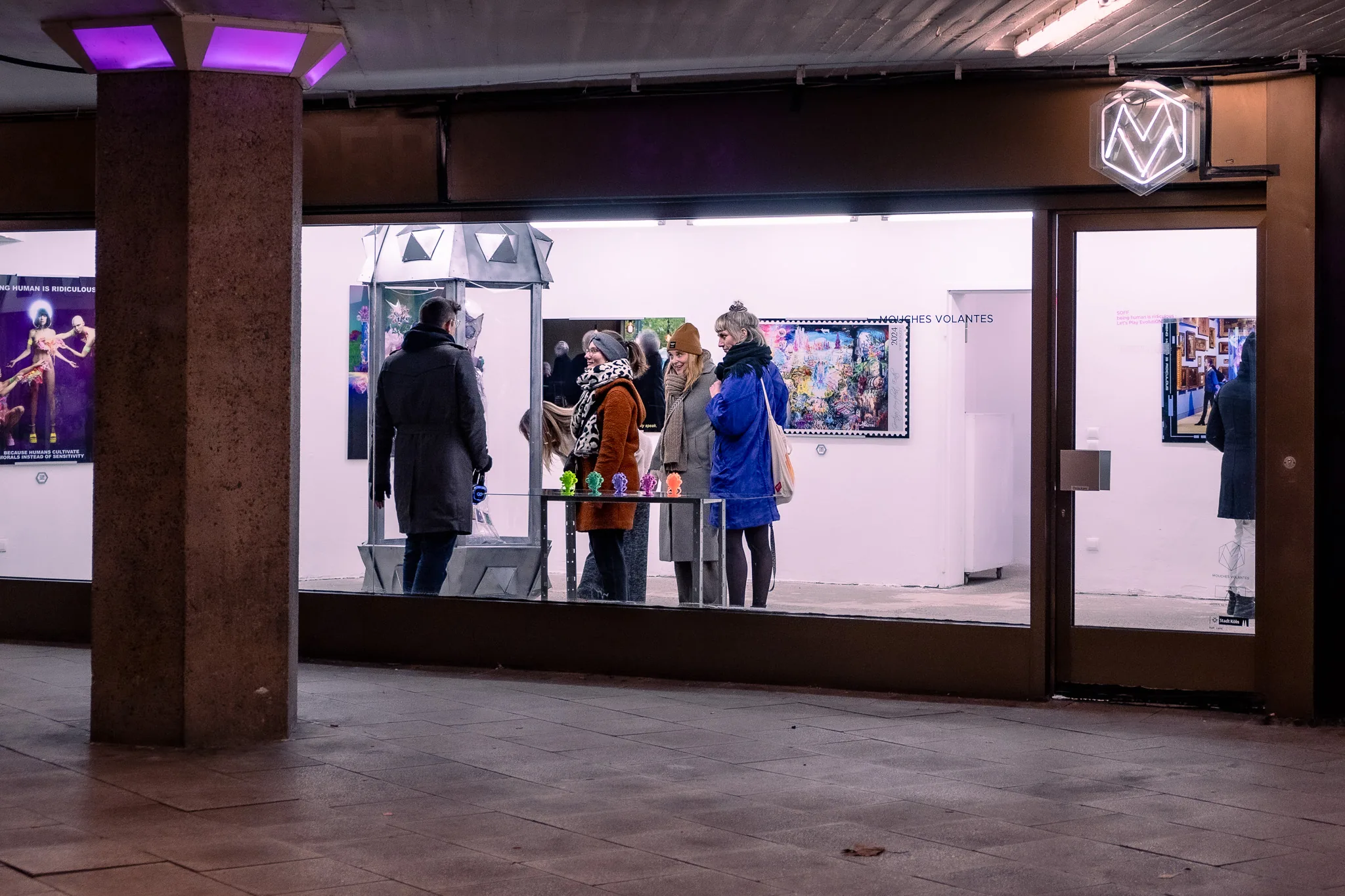 Ein beleuchteter Kunstraum in der Passage.