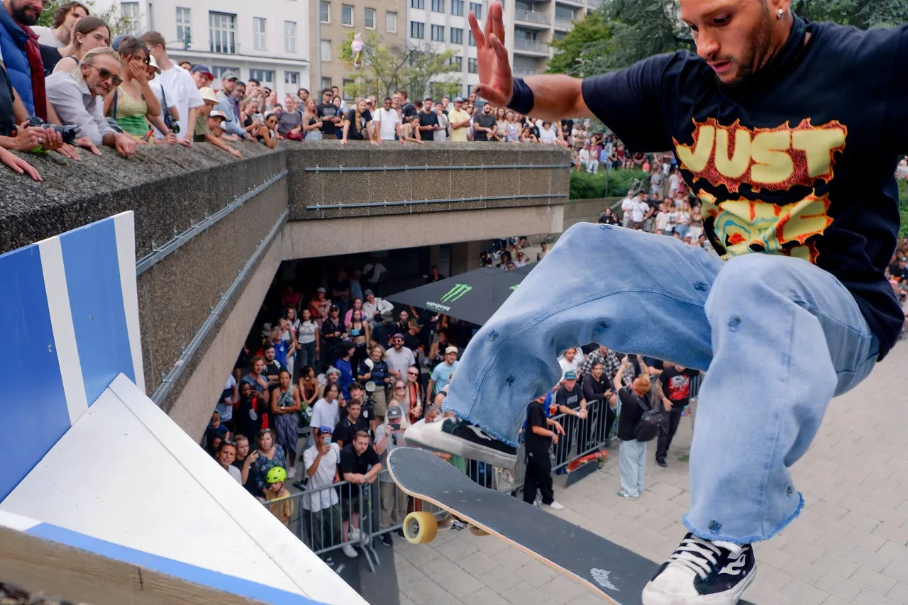 Skater bei einem Sprung vor großem Publikum am Ebertplatz.