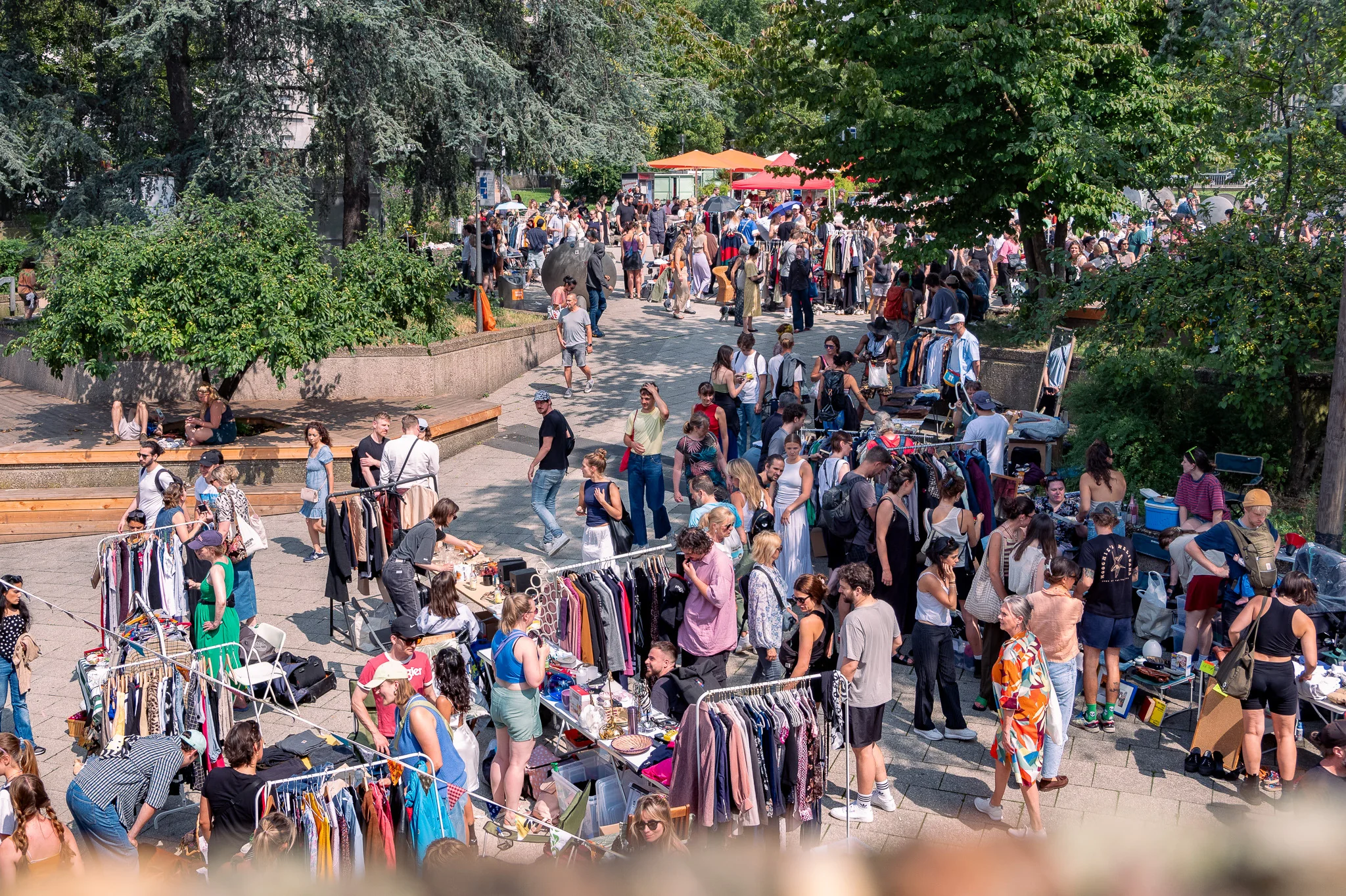 Großer Flohmarkt mit vielen Besucher*innen auf dem Ebertplatz.