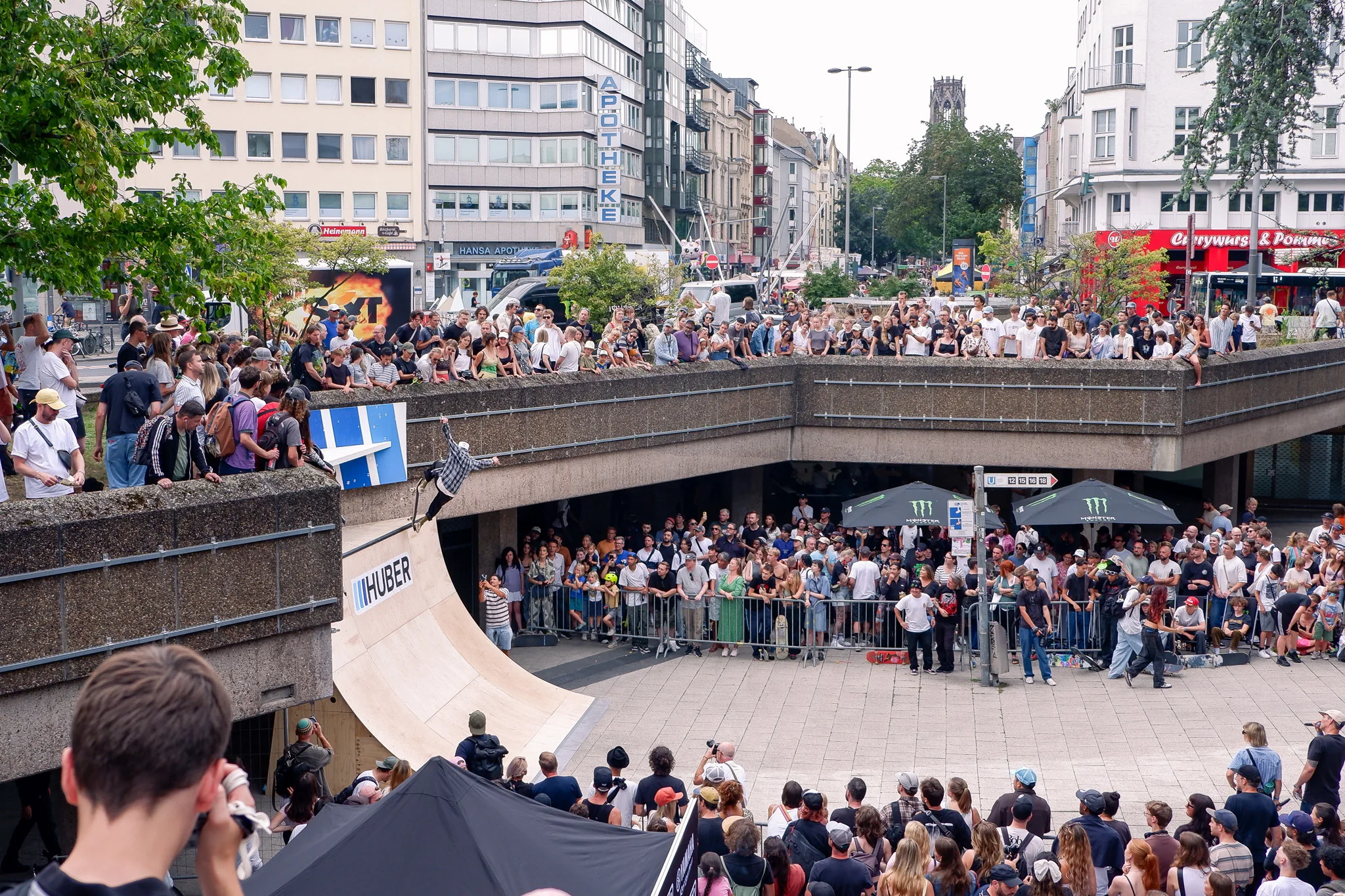 Skate-Veranstaltung mit großem Publikum am Ebertplatz.
