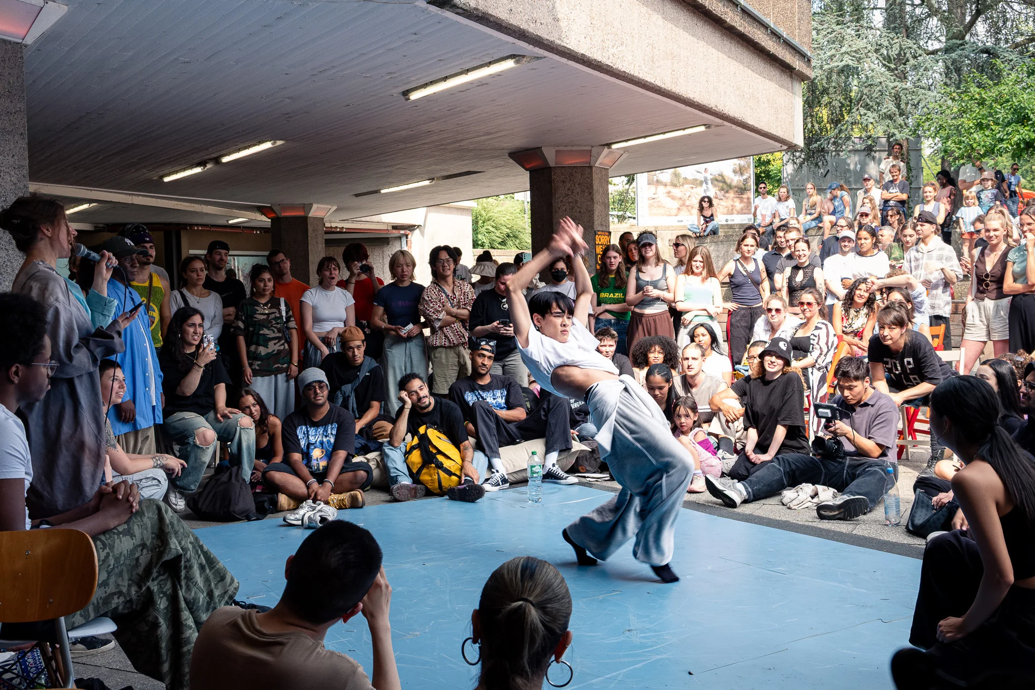 Tanzveranstaltung mit Publikum in der Ebertplatz-Passage.